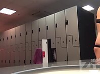 Lo1555#Girls and women are dried hair and wipe the mirror. Our operator is close by and film