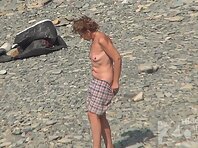 Nu1907#Gradually the beach is filled with new girls. Even a middle-aged woman came to bathe 