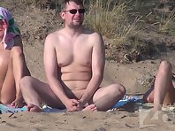 Nu2155#Naked girls filled the entire beach. The camera barely manages to follow everyone. Bu