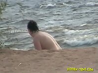Nu1242#At the water's edge some nudists. someone enters the water, someone leaves, someone j