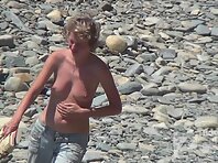 Nu1410#On the beach there are new actors - another company of nudists. Young girls and boys.