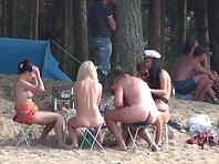 Nu1396#Naked girl walking on sand and all men escorted her for a lustful glances. In this vi
