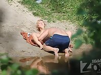 Nu1774#A man working with his tongue. A woman lies, legs wide apart. Kun in nature - what co