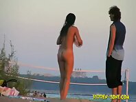 Nu1048#Completely naked girl wiped off after swimming. Voyeur video from nudist beach