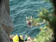 Nu1217#We continue to see a young girl on a nudist beach. She decided to jump off a cliff in