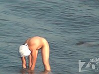 Nu1421#Sea, sun and naked woman. What could be better? Thank nude beach voyeur cam for this 
