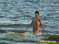 Nu1047#Tanned brunette swims in the sea! We can look at her gorgeous body in motion when she