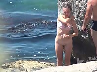 Nu2232#One pair leaves the rocks, the girl puts on her bra, but does not put on her panties 