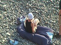 Nu1166#A young couple came to the beach. They just touch the water and look around.